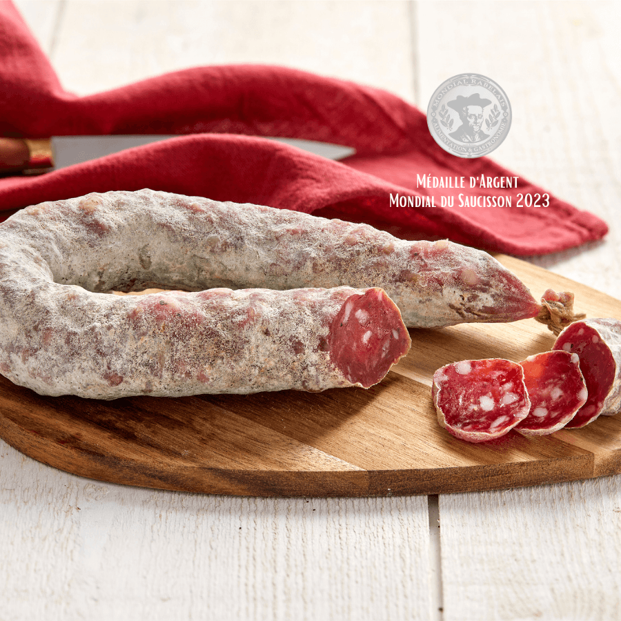 Luftgetrocknete Wurst in U-Form
