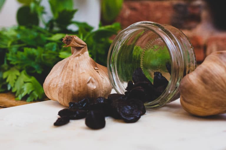 Schwarze Bio-Knoblauchzehen