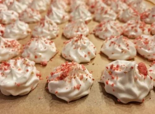 Mini-Meringues mit Pralines-Stückchen